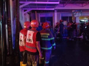 Akibat Hujan Deras, Panel Listrik Alfamart di Kota Sukabumi Terbakar