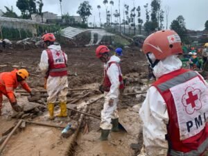 PMI Kota Sukabumi Turunkan Personel Perkuat Penanganan Longsor Cisarua KBB